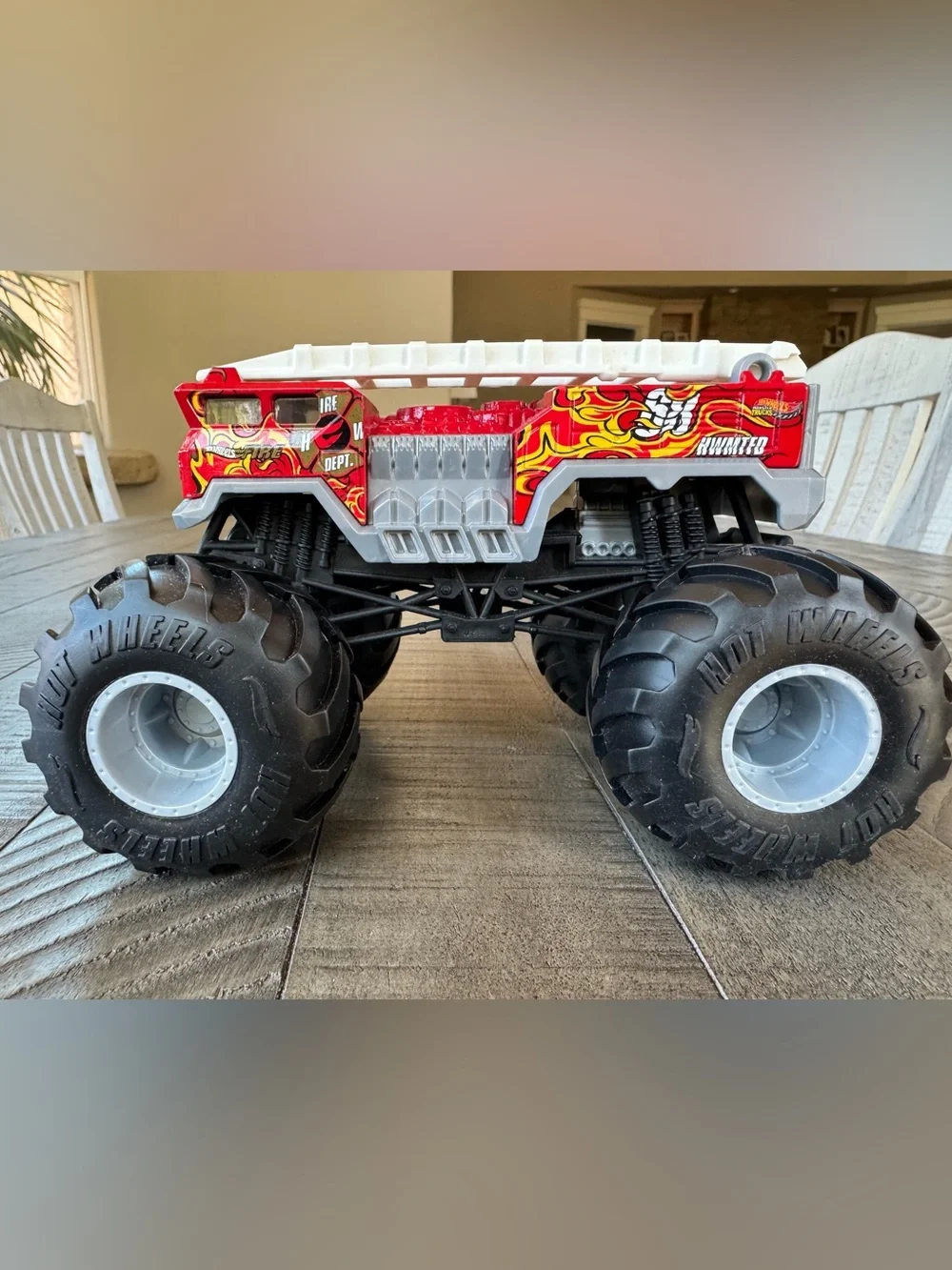 Hot Wheels Monster Truck - 5 Alarm Fire Truck